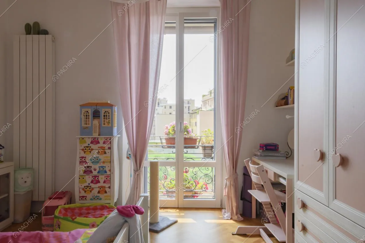 Porta finestra, balcone e tende leggere rosa