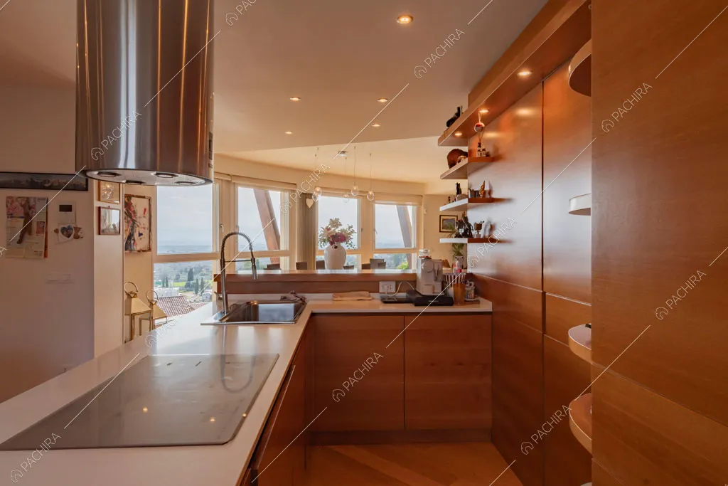 Fornelli a induzione nella cucina della villa Matico, location in stile contemporaneo a Roma