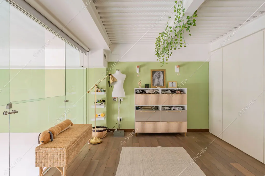 Cabina armadio del loft Cardamomo, location in stile contemporaneo a Milano