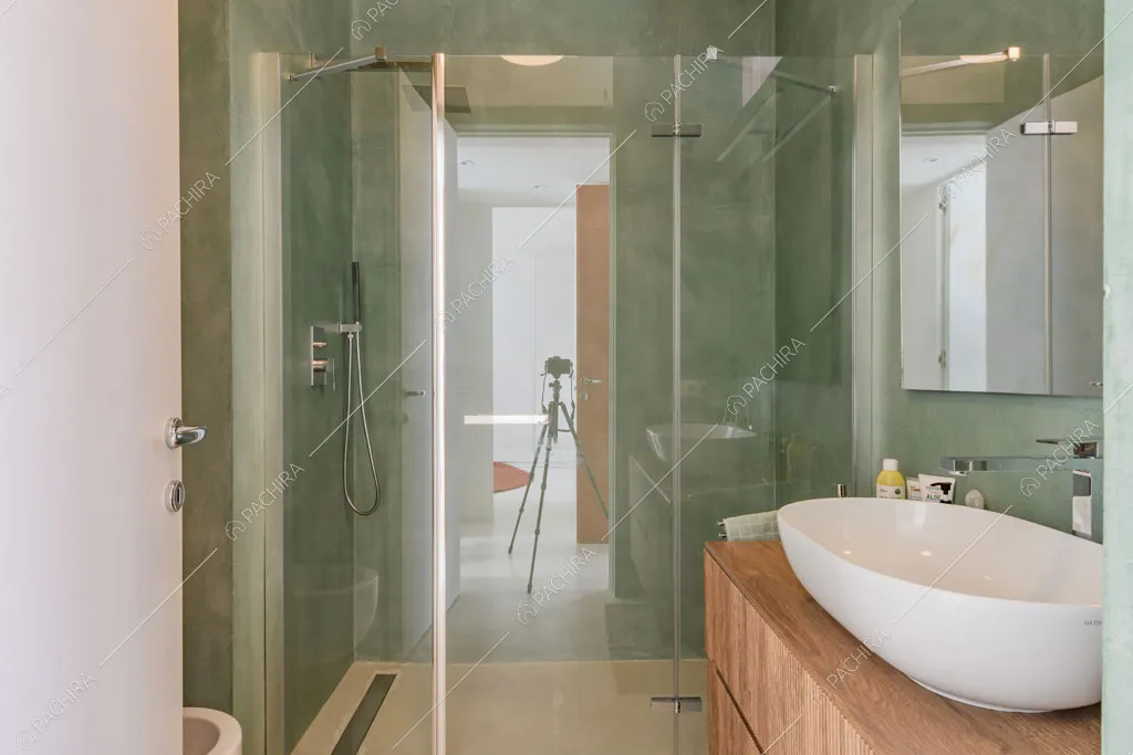 Bagno con box doccia dell'appartamento Papagayo, location in stile contemporaneo a Milano