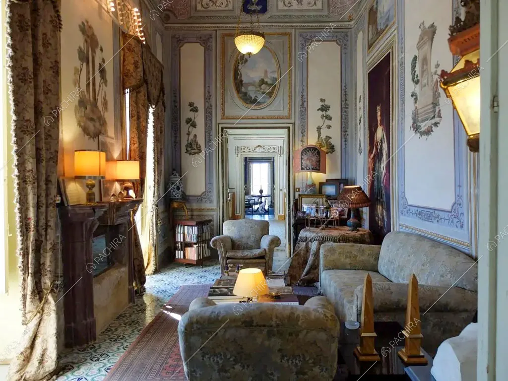Affreschi e camino nel salotto della villa Tanami, location in stile classico a Palermo