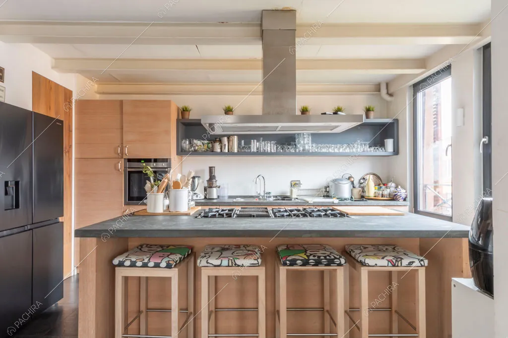 Cucina a isola con fornelli a gas dell'appartamento Uru, location in stile moderno a Roma