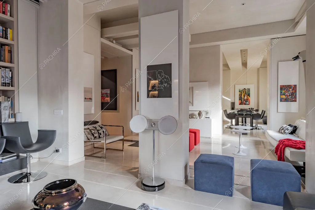 Sala con pavimento bianco dell'appartamento Kamala, location in stile contemporaneo a Roma