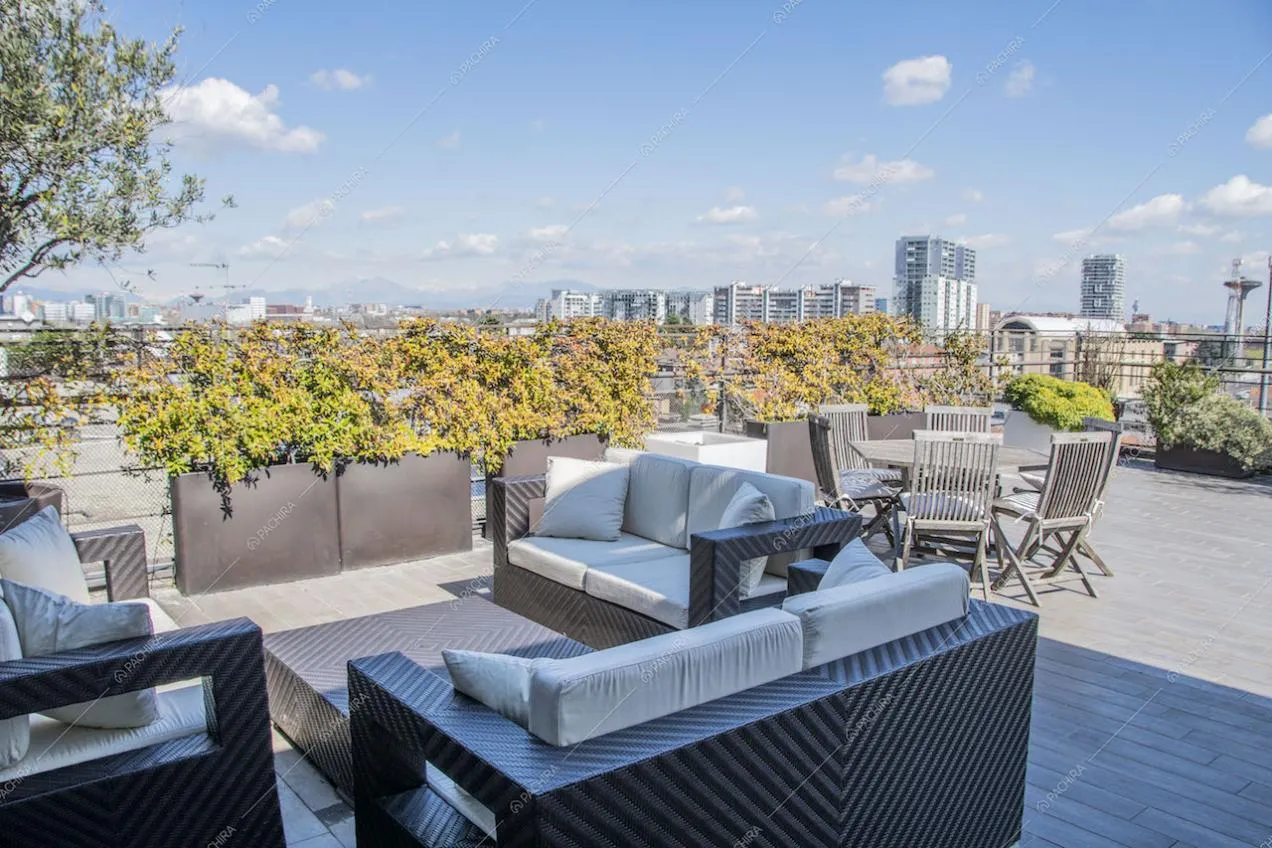 Divani da esterno in vimini e tavolo da pranzo sulla terrazza con vista panoramica