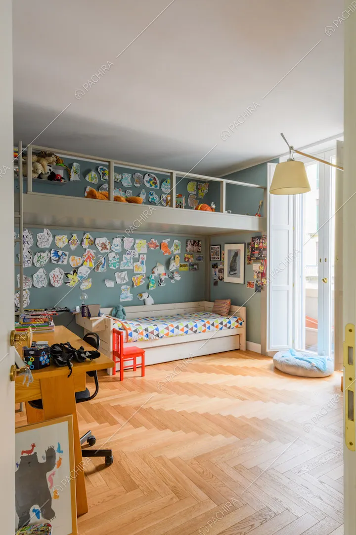 Pavimento in parquet a spina di pesce all'italiana nella camera con letto singolo e soppalco