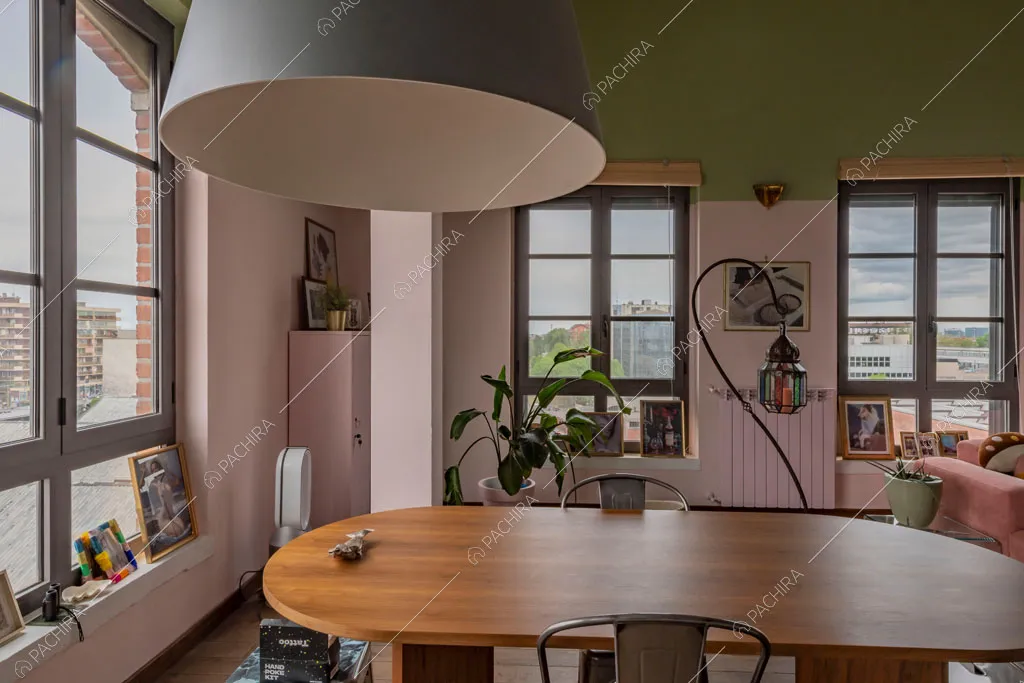 Tavolo da pranzo nella sala del loft Cardamomo, location in stile contemporaneo a Milano
