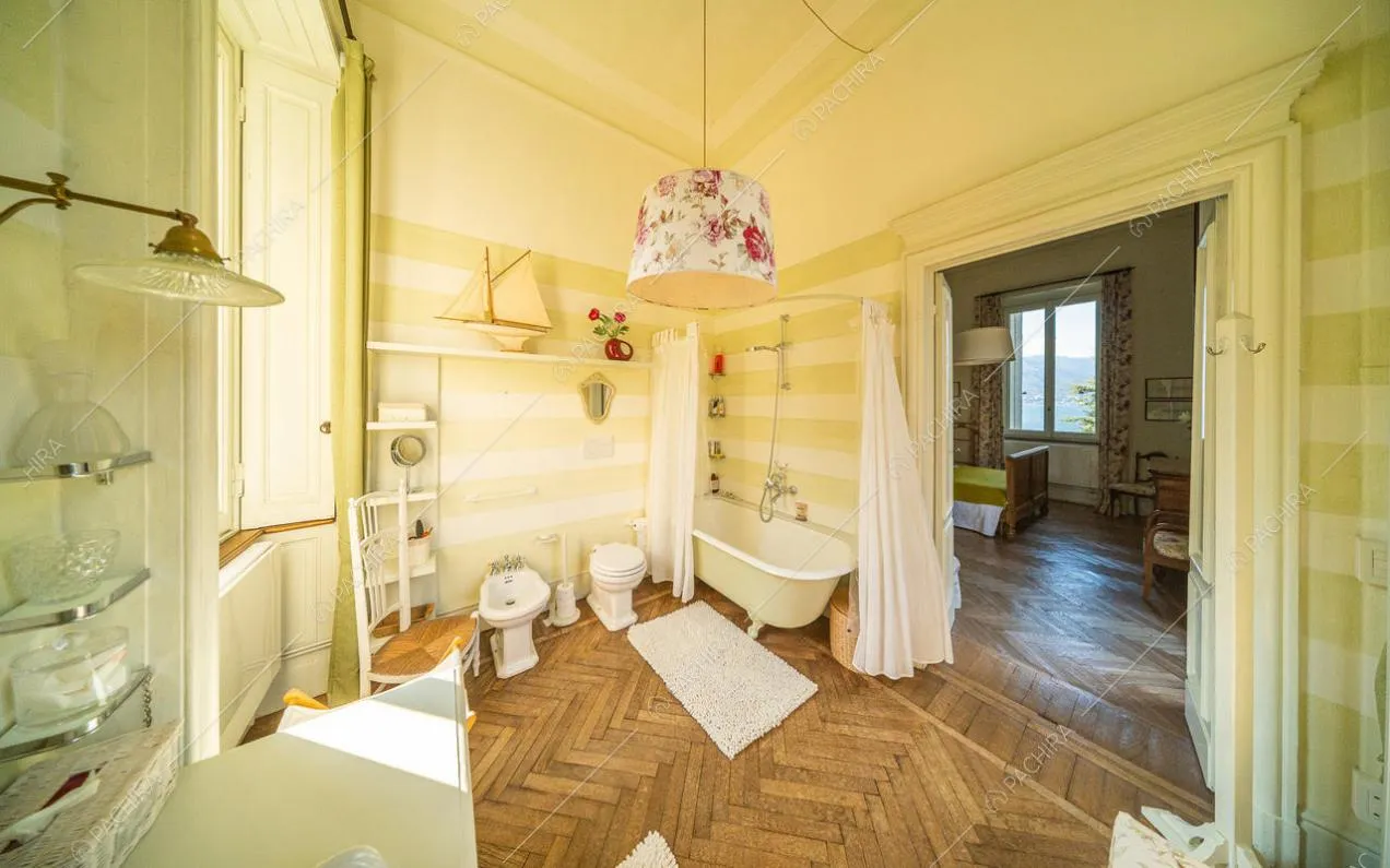 Bagno privato con parquet a spina di pesce 