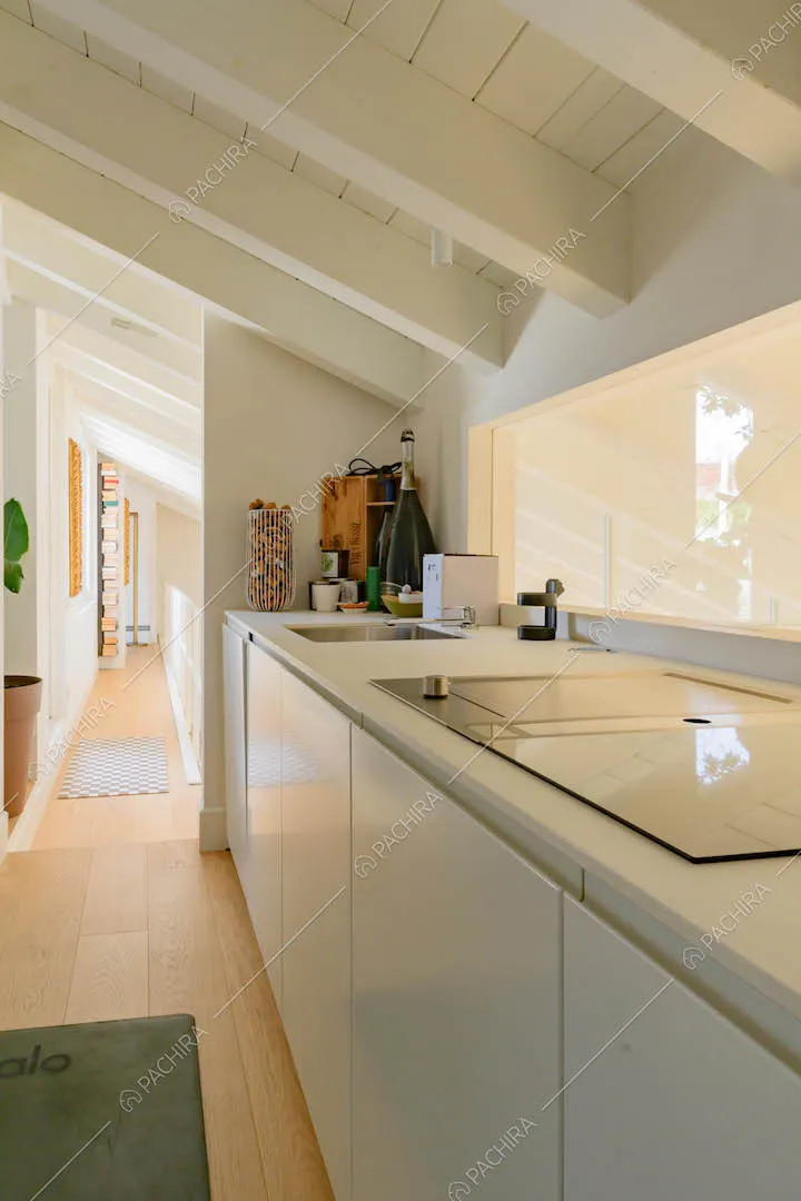 Cucina a parete con pavimento in parquet e fornelli a induzione sul solaio
