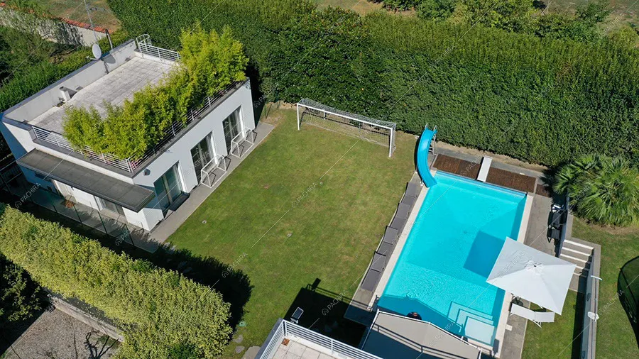 Giardino con piscina della villa Moonstone, location in stile moderno a Milano