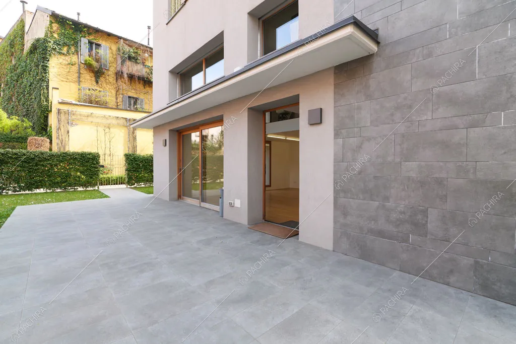 Vista sull'ingresso dell'espositivo Apocino, location in stile contemporaneo a Milano