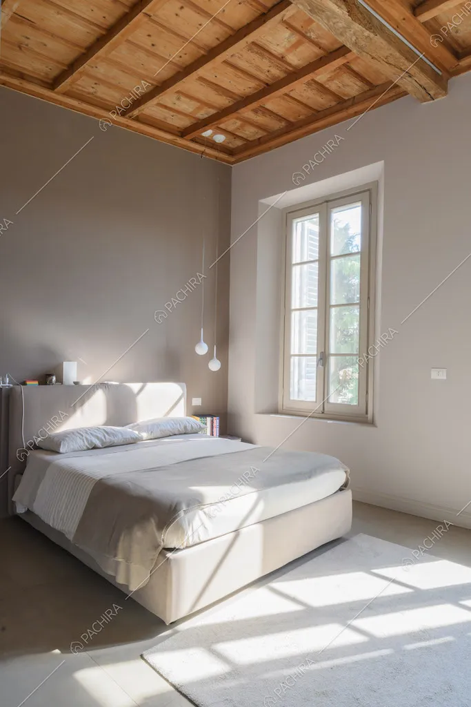 Luminosa camera da letto matrimoniale in stile minimal e con pareti grigie