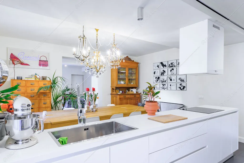 Cucina con lampadario antico dell'appartamento Tramontana, location in stile contemporaneo a Milano