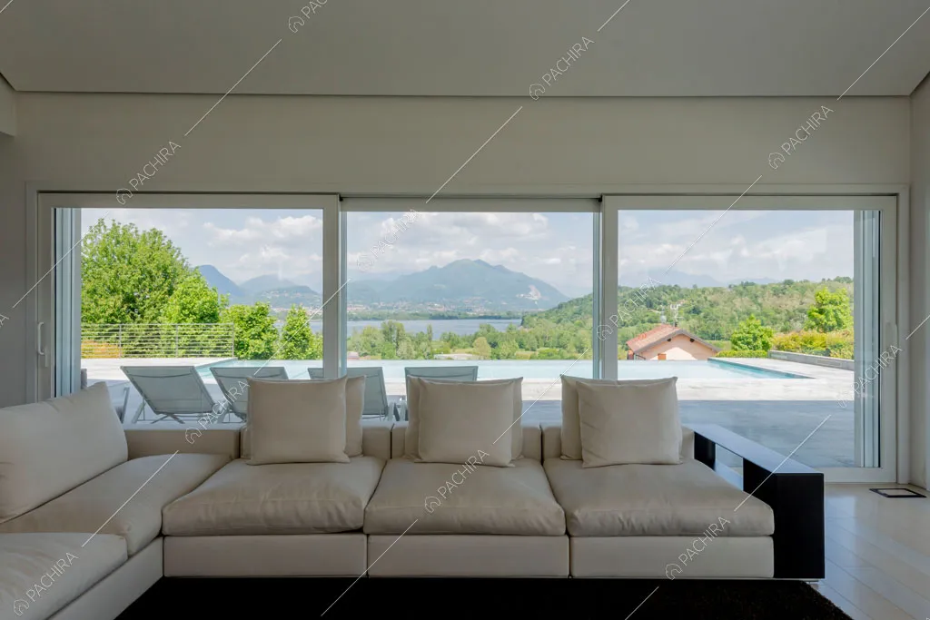 Zona living della villa Coral, location in stile contemporaneo a Como