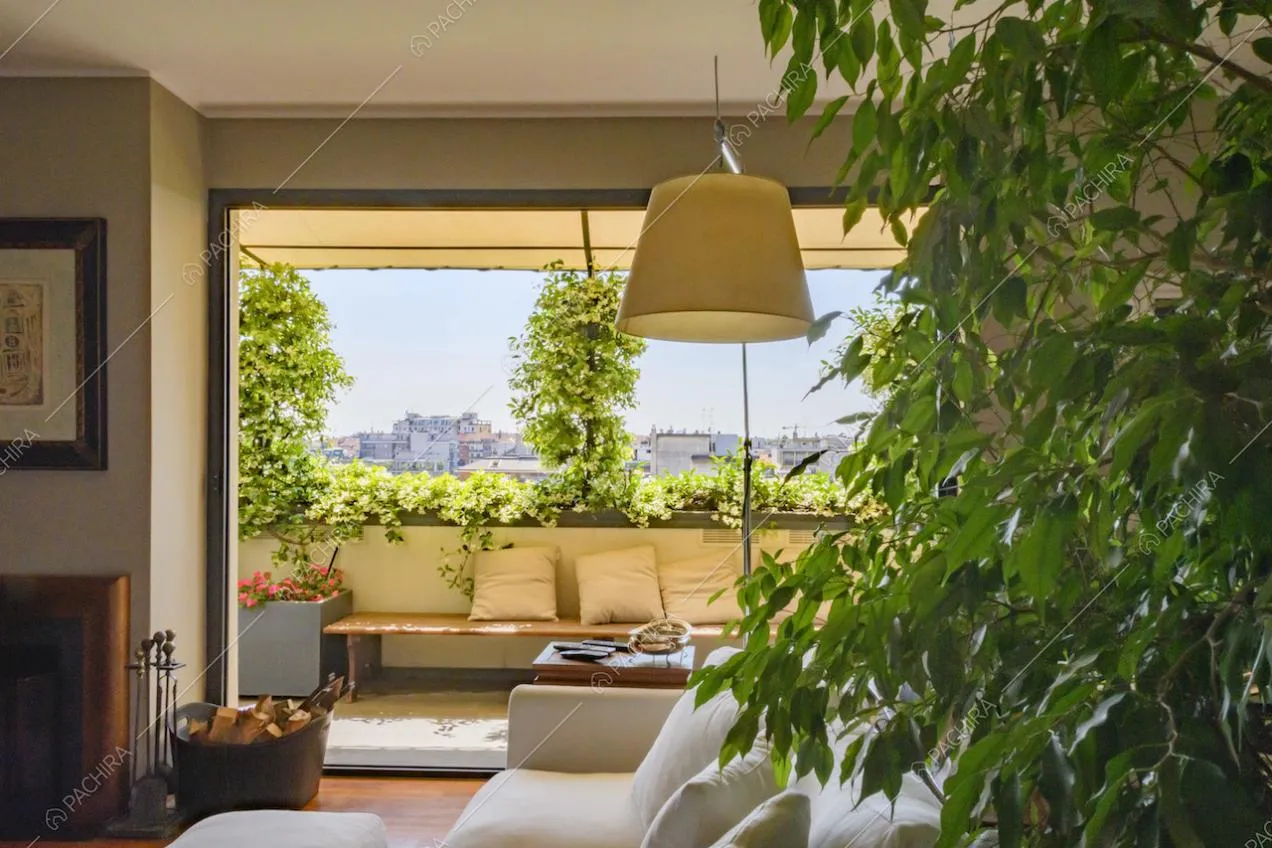 Vetrate con vista sulla città e veranda