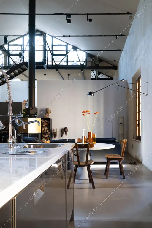 Cucina a vista del loft Reno, location in stile contemporaneo a Reggio Emilia