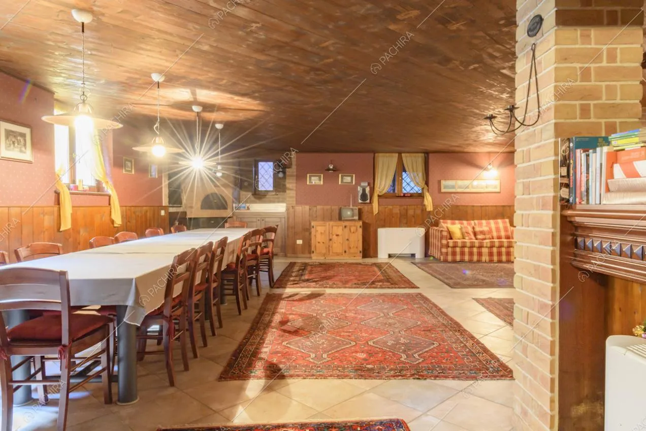 Lungo tavolo da pranzo rettangolare con sedie nella taverna