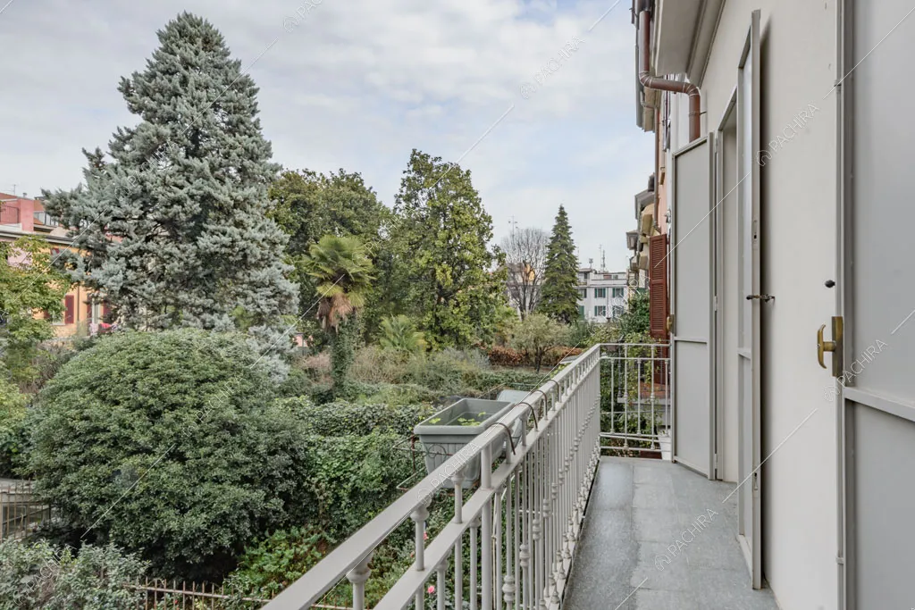 Balcone della villa Kharan, location in stile contemporaneo a Milano