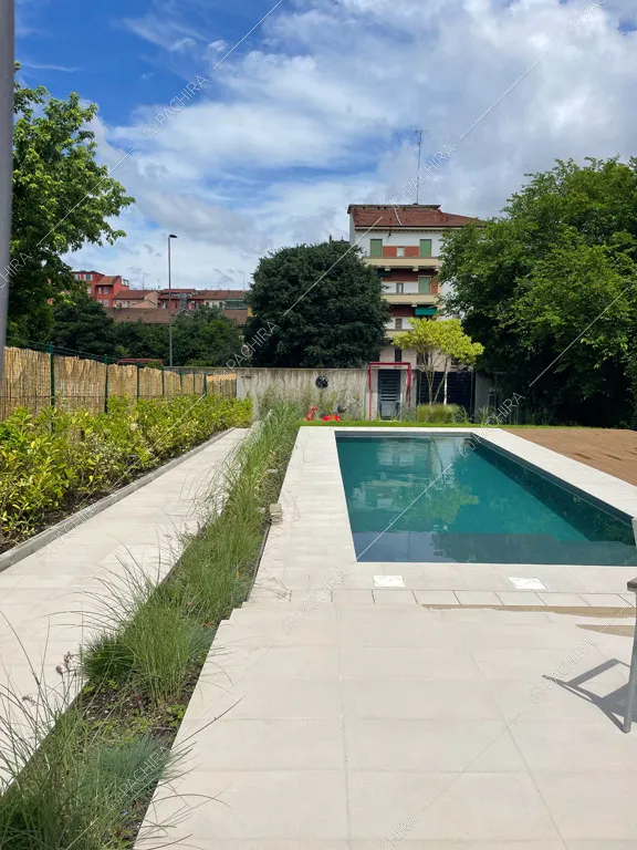 Piscina del loft Tigri, location in stile contemporaneo a Milano