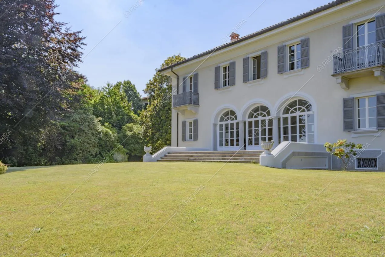 L'esterno della villa con scalinata, vetrate e prato