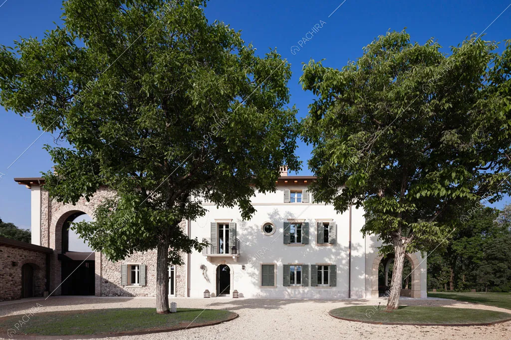 Vista sugli esterni della villa Ghibli, location in stile contemporaneo a Verona