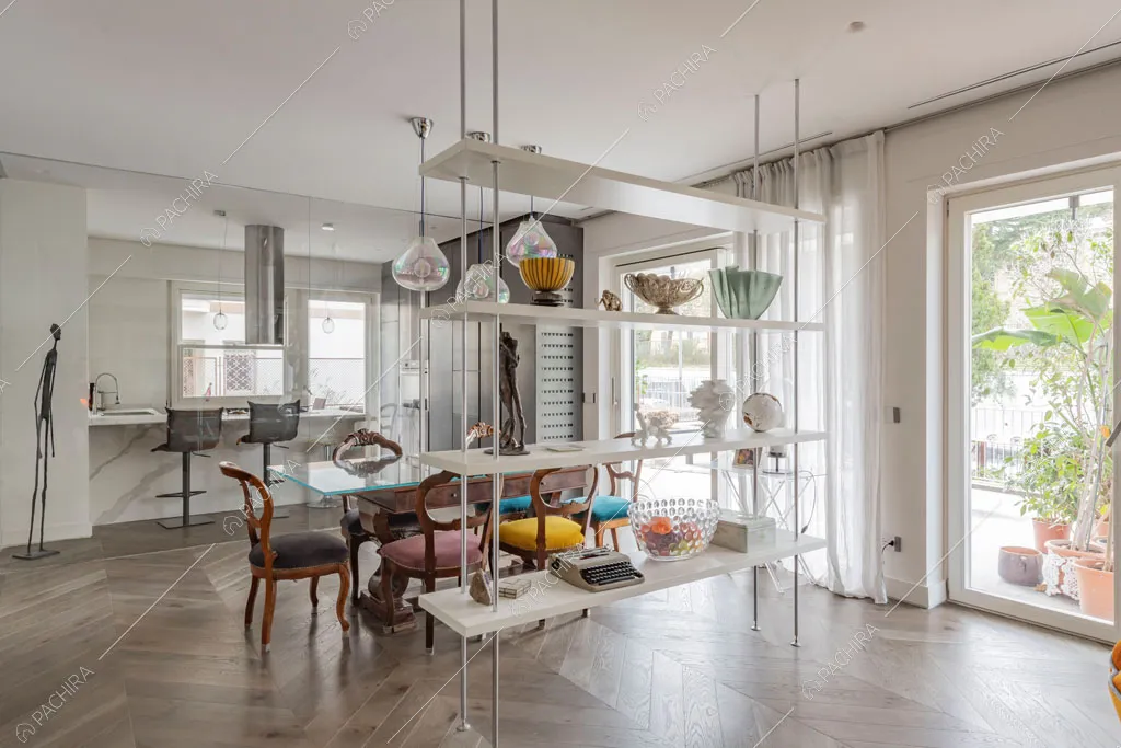 Zona living con cucina a vista dell'appartamento Sonora, location in stile contemporaneo a Roma