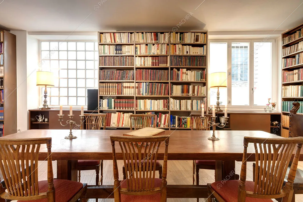 Finestra in stile industriale nella biblioteca dell'espositivo Agarico, location in stile contemporaneo a Firenze