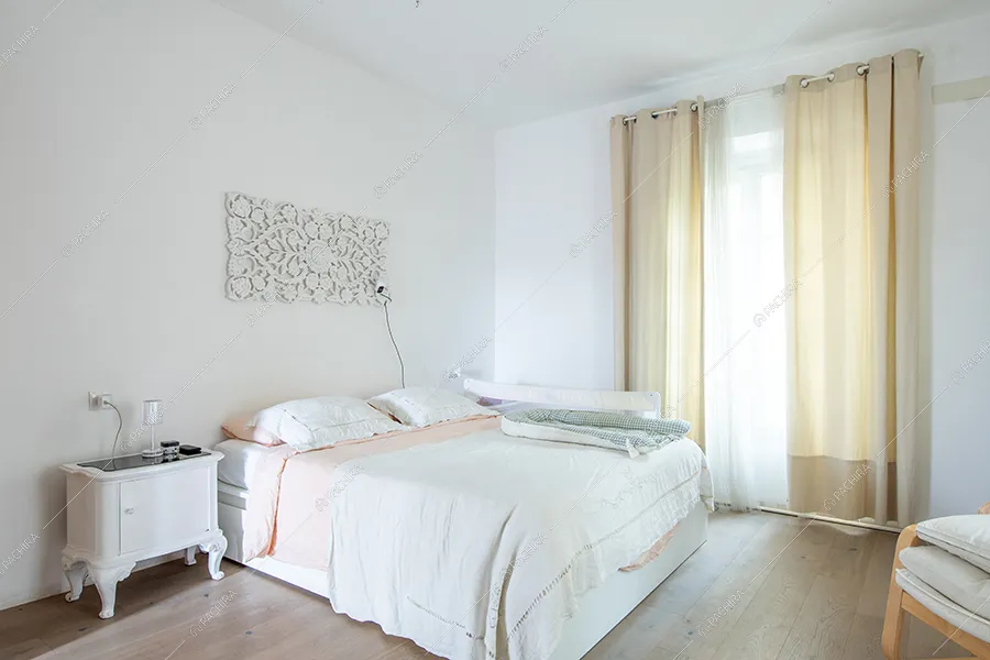 Camera da letto della villa Dioptasio, location in stile moderno a Monza