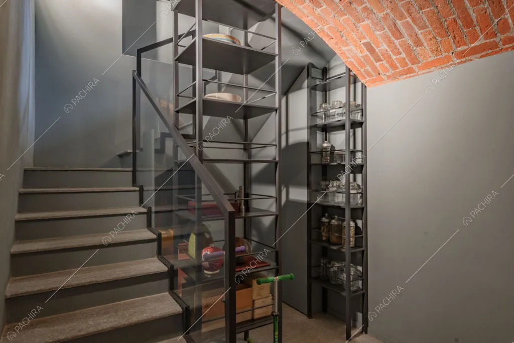 Soffitto con mattoncini rossi a vista nella villa Kharan, location in stile contemporaneo a Milano