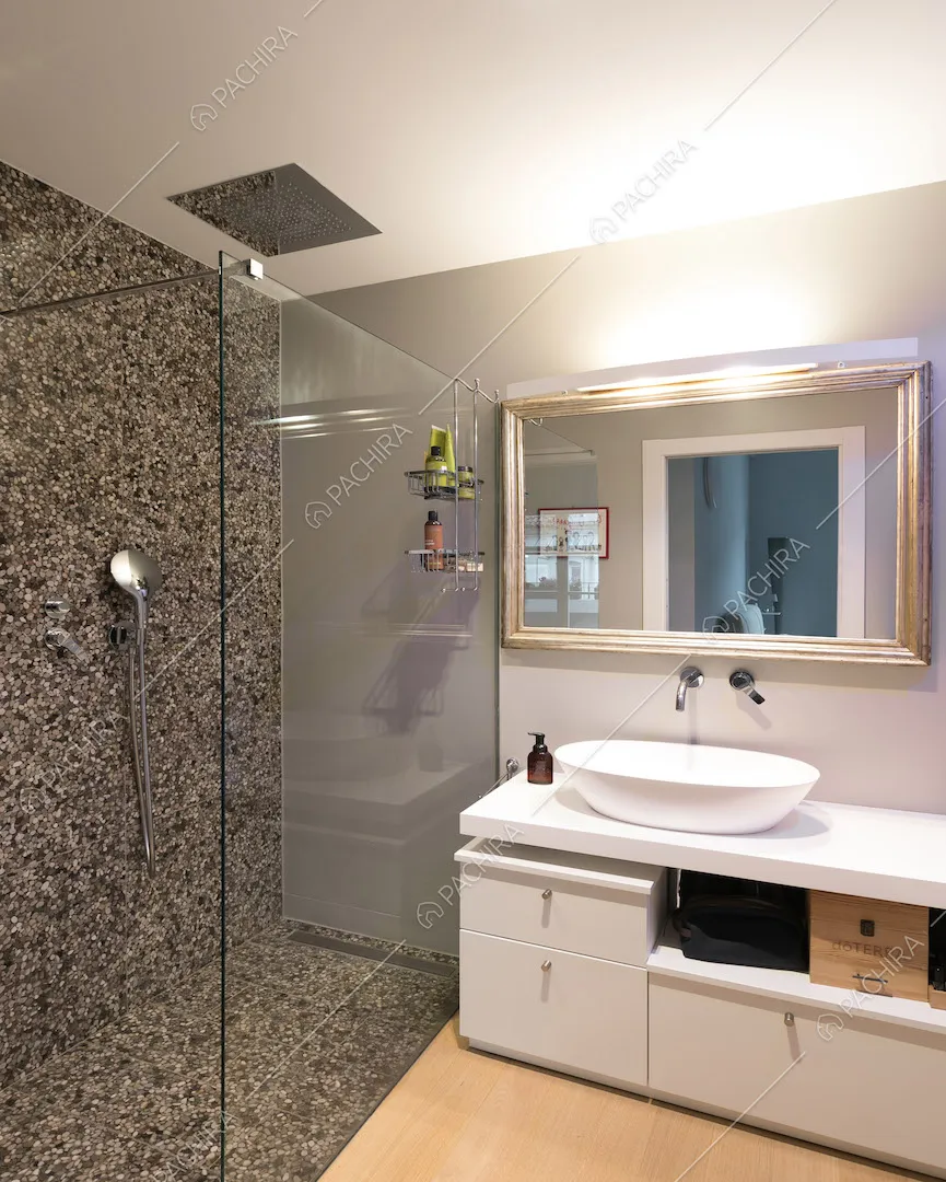 Ampio box doccia nel bagno con pavimento in parquet
