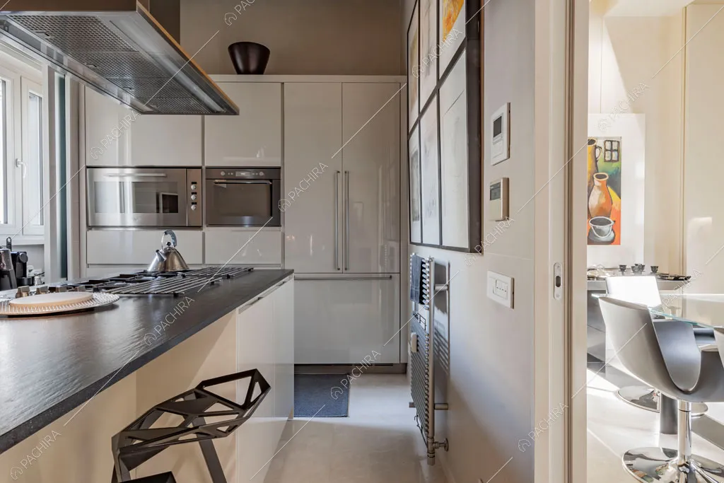 Cucina con fornelli a gas dell'appartamento Kamala, location in stile contemporaneo a Roma