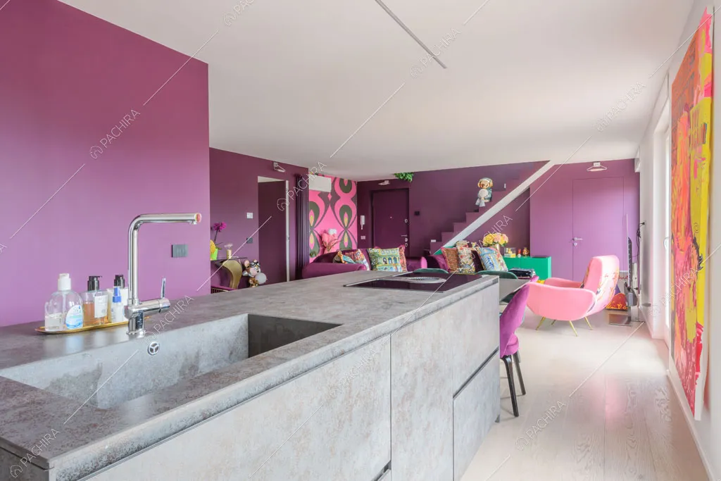 Cucina a vista dell'appartamento Quiabo, location in stile contemporaneo a Milano