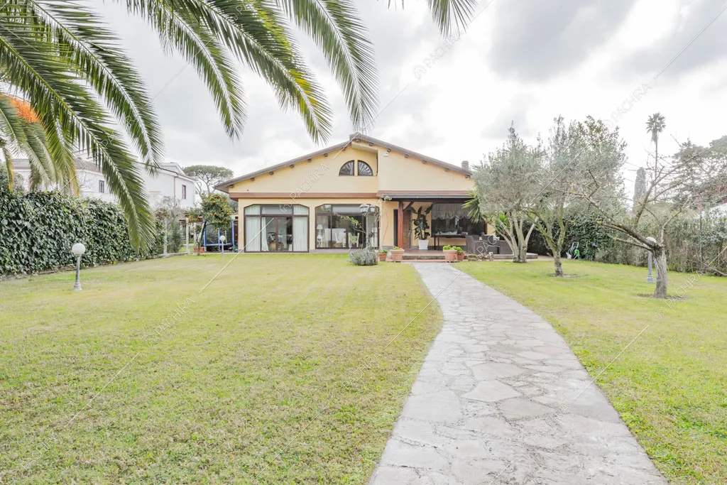 Vialetto nel giardino della villa Cren, location in stile moderno a Roma
