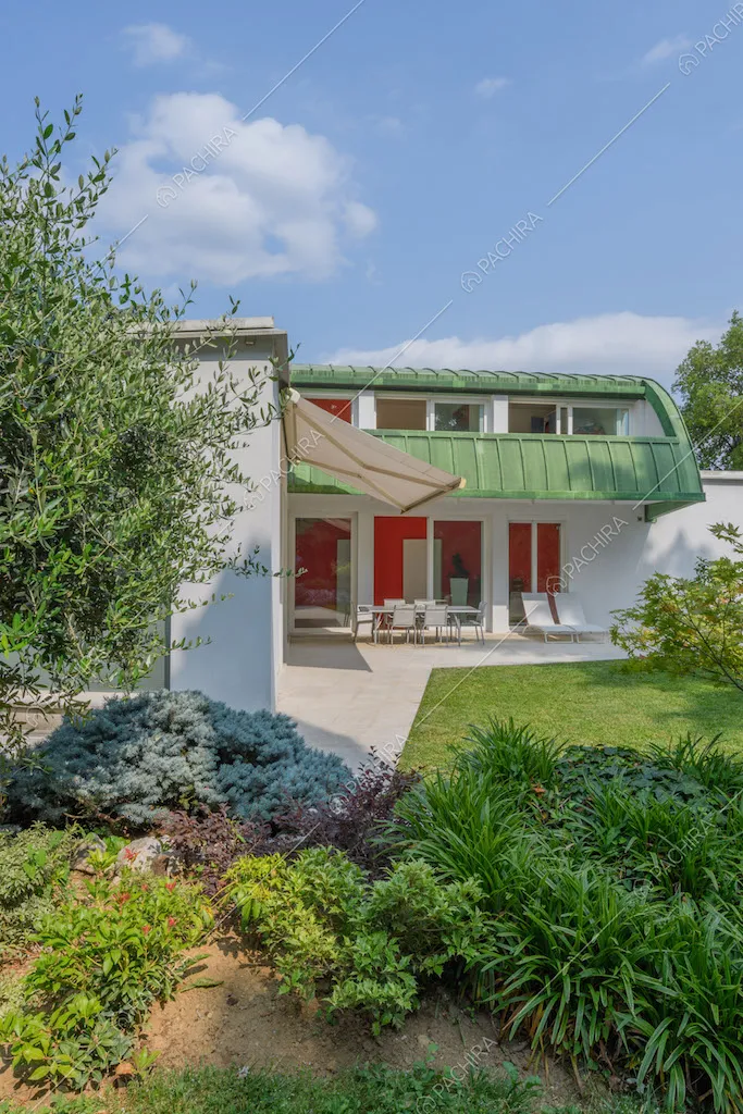Dal giardino vista sugli esterni bianchi e verdi della location