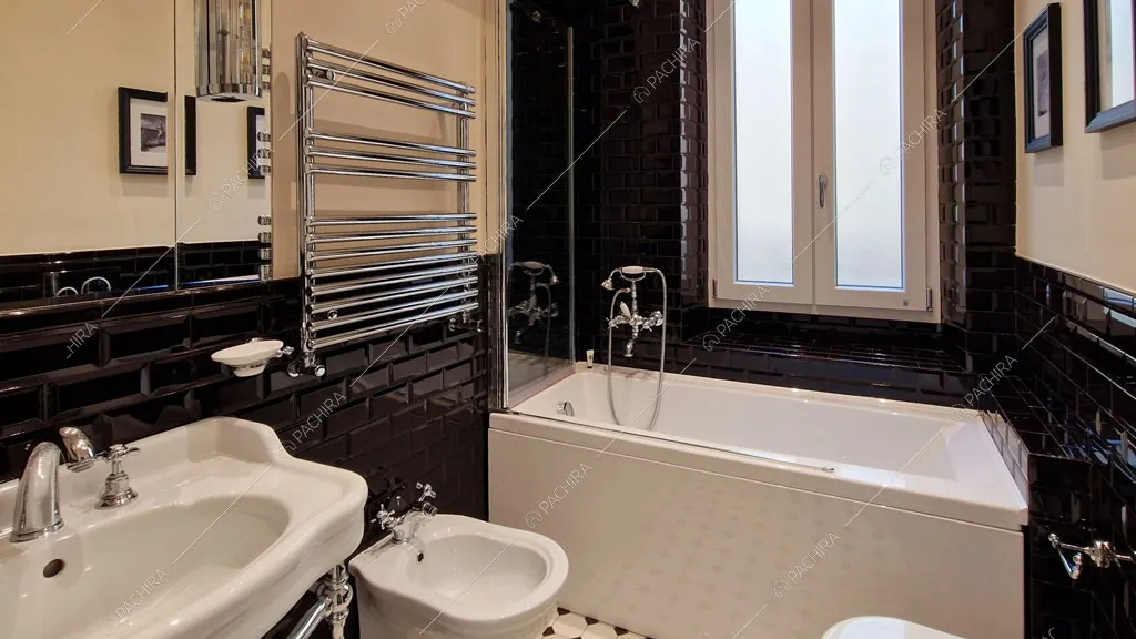 Bagno con pareti in mattoncini neri dell'appartamento Barents, location in stile contemporaneo a Roma