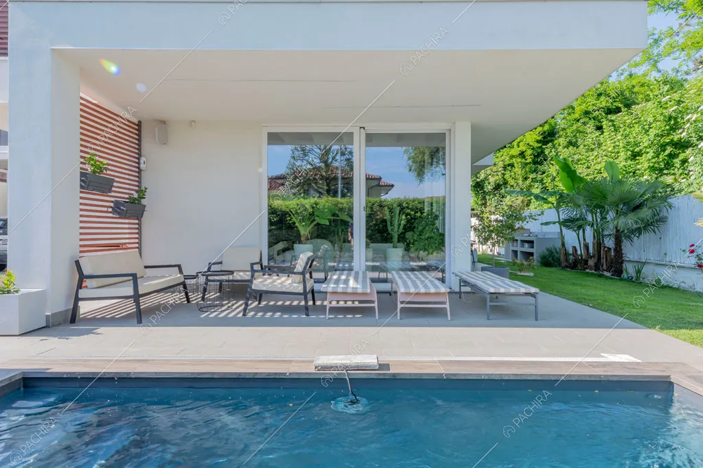 Piscina della villa Garnet, location in stile contemporaneo a Milano