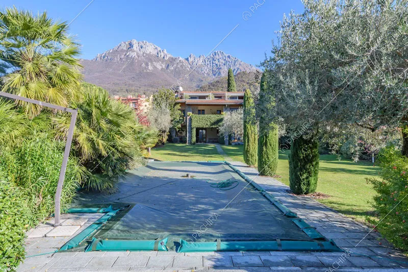 Dalla piscina vista sulle montagne circostanti e sulla villa