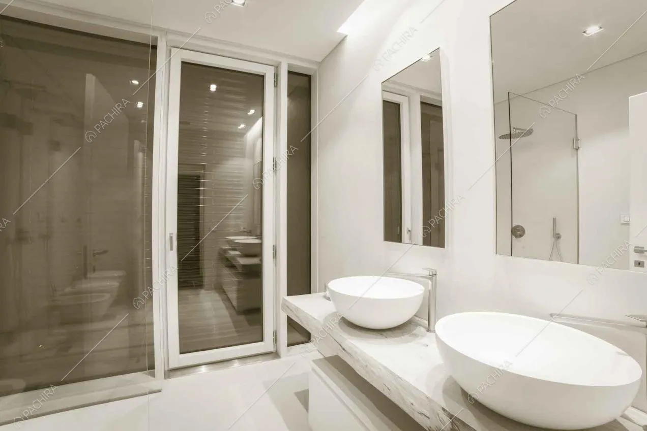 Bagno con doppio lavandino e vetrata con porta-finestra