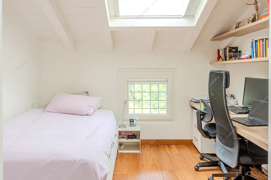 Camera da letto della villa Litani, location in stile moderno a Monza