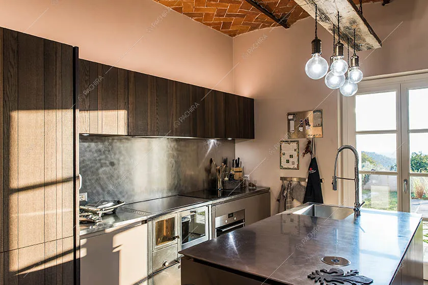 Cucina a isola della villa Amorfa, location in stile moderno a Pistoia