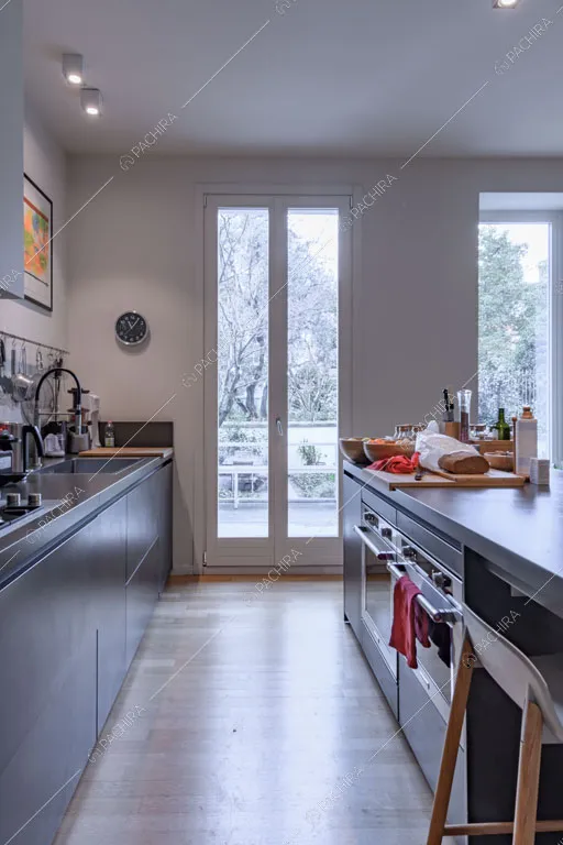 Vetrate nella cucina della villa Kharan, location in stile contemporaneo a Milano