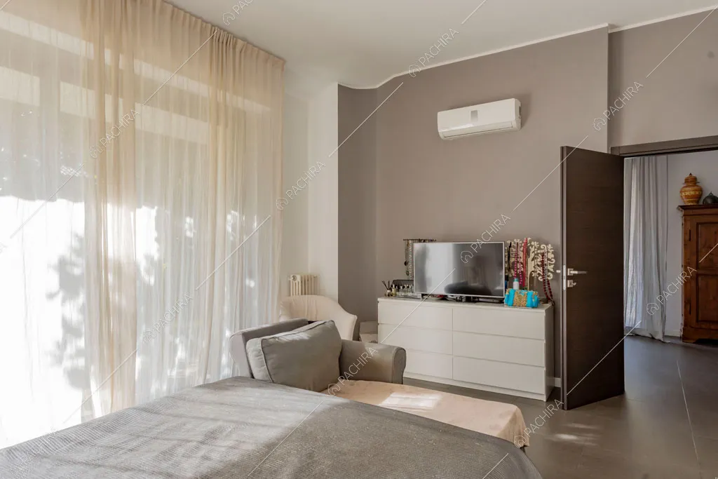 Camera da letto della villa Darling, location in stile contemporaneo a Monza