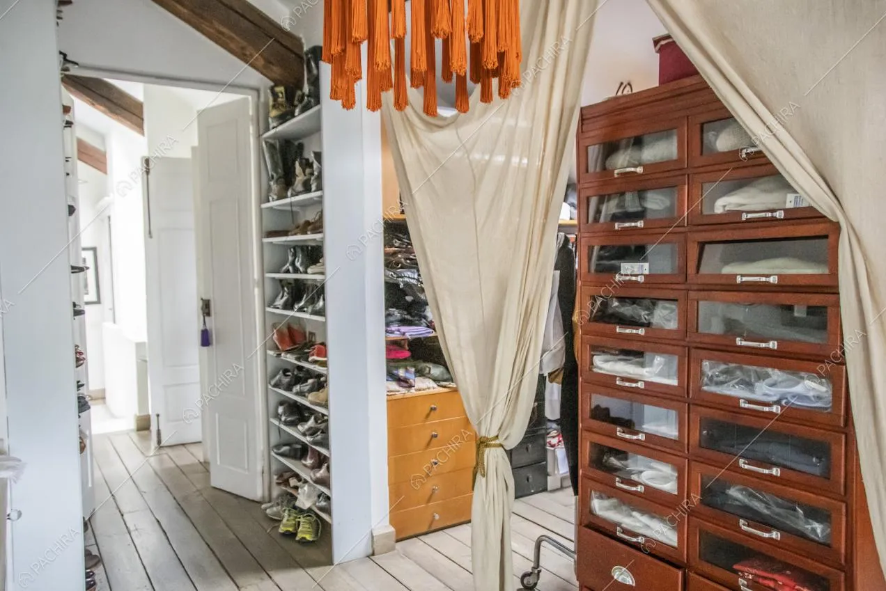 Mobile in legno con cassettini trasparenti e scaffale con scarpe