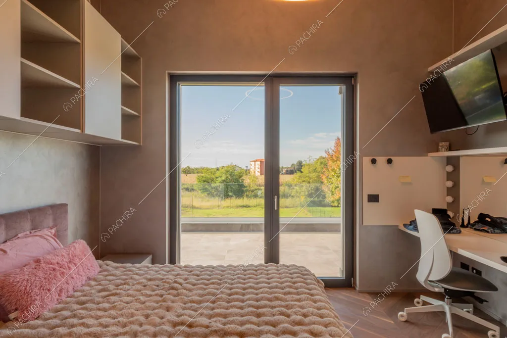 Camera da letto della villa Warta, location in stile contemporaneo a Monza