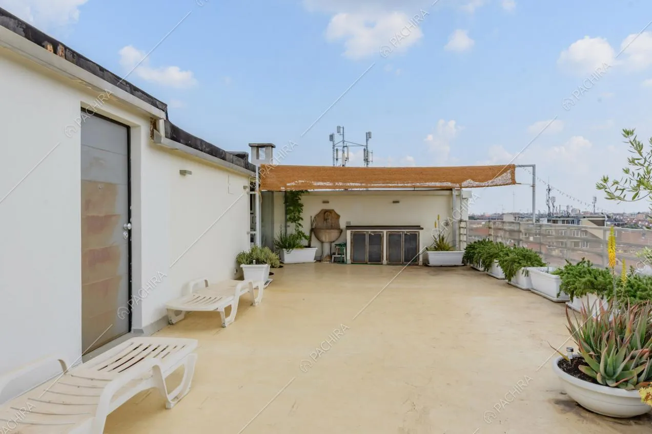 Grande terrazza con vista sui palazzi circostanti