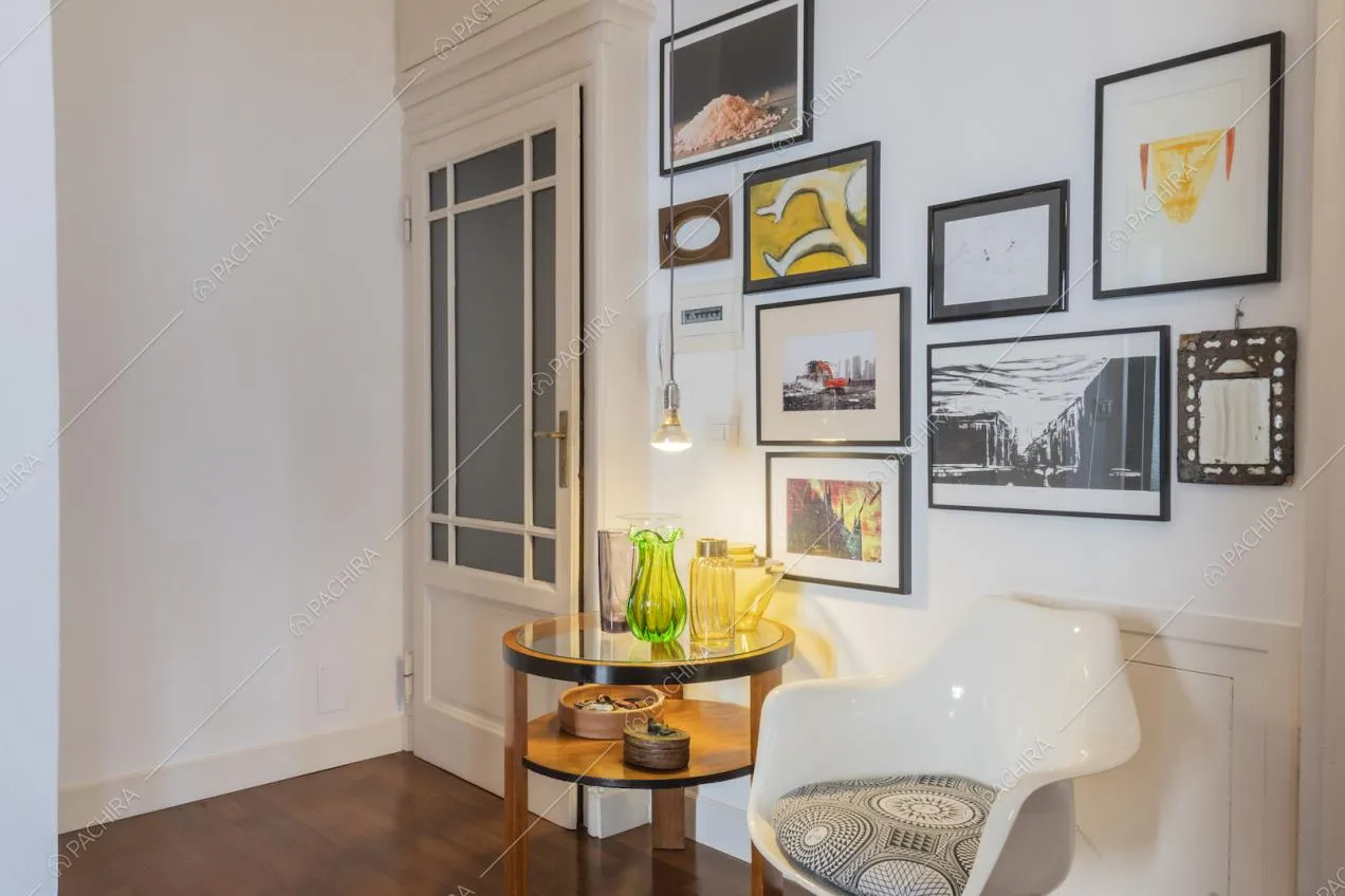 Elegante angolo con quadri contemporanei