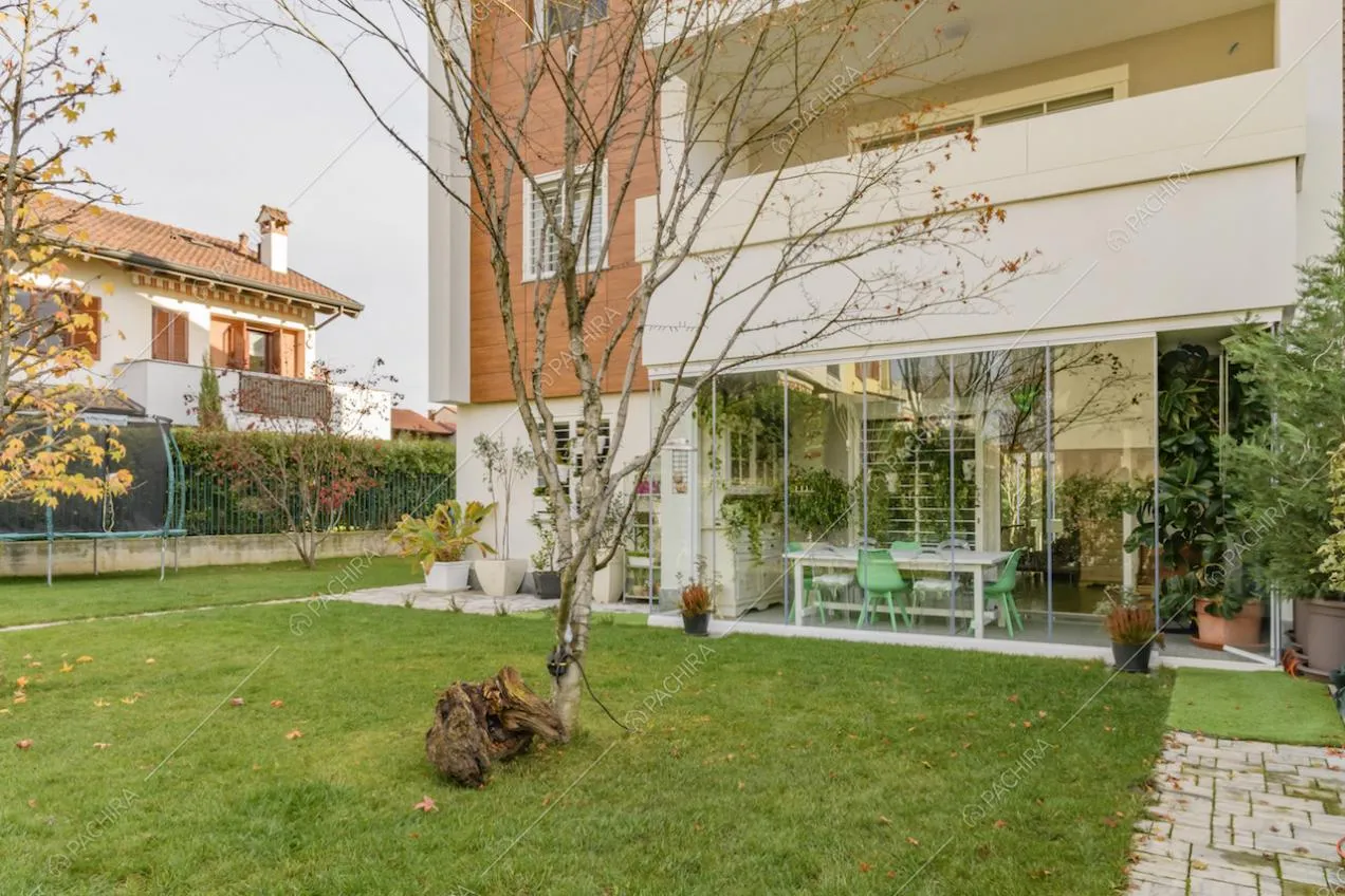 Giardino della location e veranda che funge da sala da pranzo