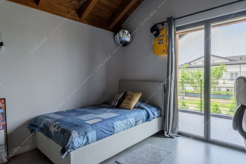 Camera da letto singola della villa Aral, location in stile contemporaneo a Monza