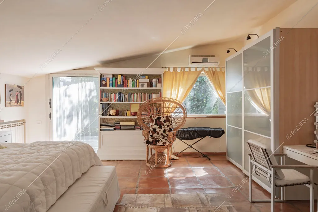 Pavimento in cotto nella camera della location Aliseo, villa in stile contemporaneo a Roma