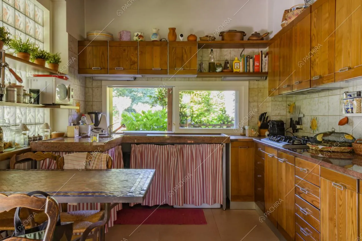 Mobili da cucina in legno e parete in vetrocemento