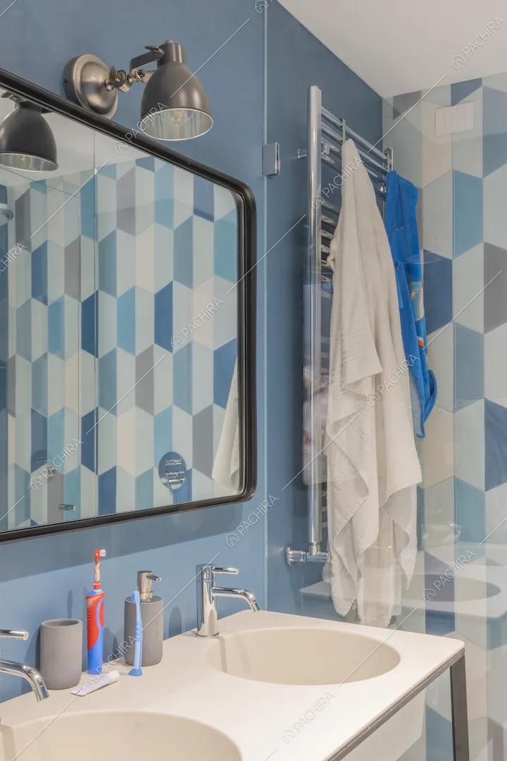 Lavandini e specchio a parete nel bagno della Location Agretto